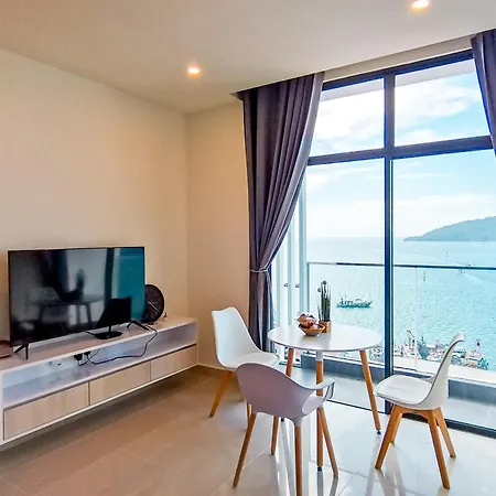 The Shore Sunset Seaview Suite 日落海景一房一厅一卫 침실 1개, 거실 1개, 일몰 바다 전망을 감상할 수 있는 욕실 1개